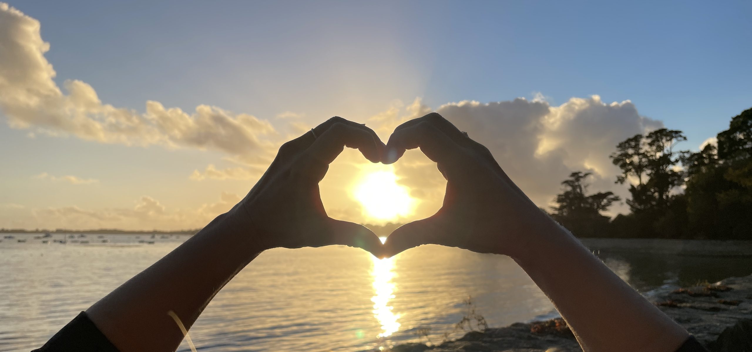 Coeur avec les mains au coucher de soleil sur Arradon en Bretagne près de Vannes